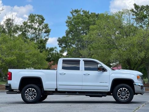 Used 2018 GMC Sierra 2500 SLT w/ Duramax Plus Package AWD/4WD image 4