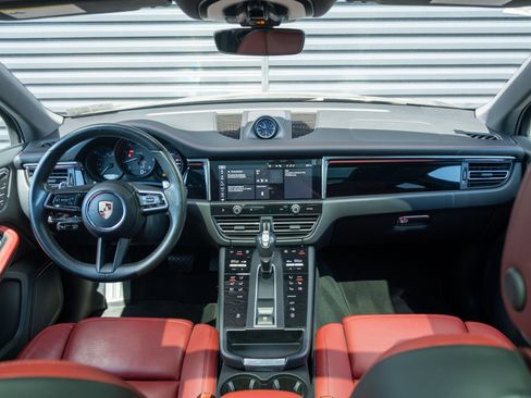 Certified 2023 Porsche Macan AWD/4WD image 6