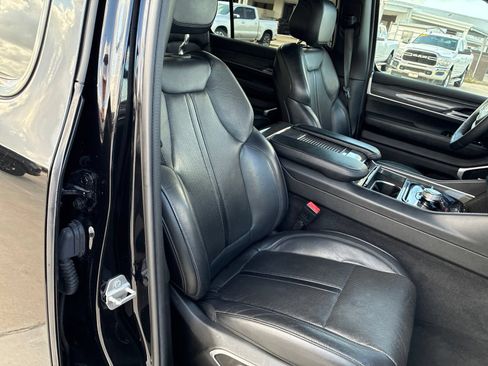 Used 2022 Jeep Wagoneer Series II w/ Premium Group I AWD/4WD image 12