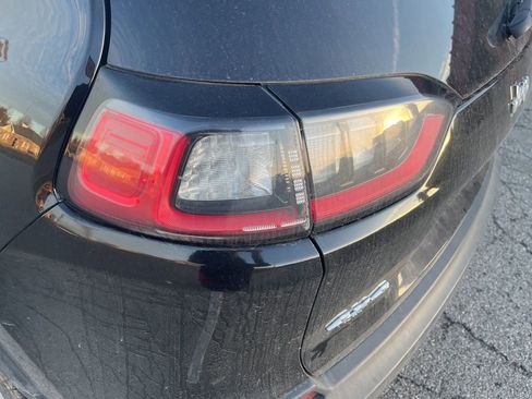 Used 2019 Jeep Cherokee Latitude w/ Popular Appearance Group image 19