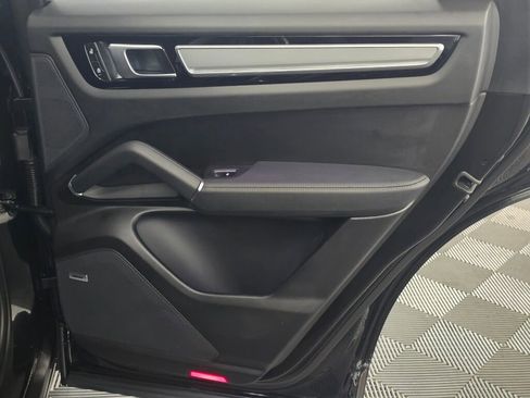 Certified 2023 Porsche Cayenne Platinum Edition AWD/4WD image 25