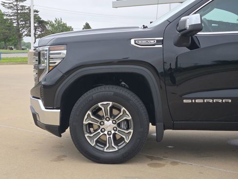Used 2025 GMC Sierra 1500 SLT AWD/4WD image 28