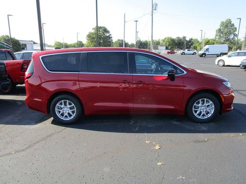 New 2025 Chrysler Pacifica Select image 7