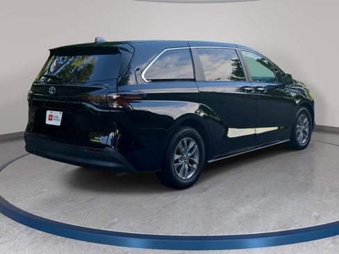 Used 2023 Toyota Sienna XLE FWD image 5