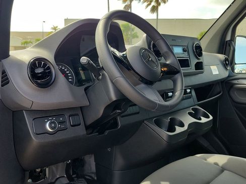 Used 2025 Mercedes-Benz Sprinter 2500 image 17