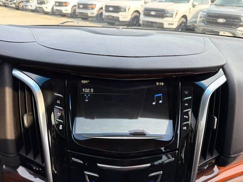 Used 2019 Cadillac Escalade Luxury AWD/4WD image 31