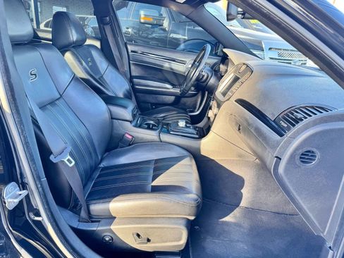 Used 2019 Chrysler 300 S image 9