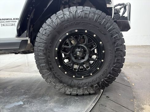 Used 2017 Jeep Wrangler Unlimited Sahara w/ Connectivity Group image 9