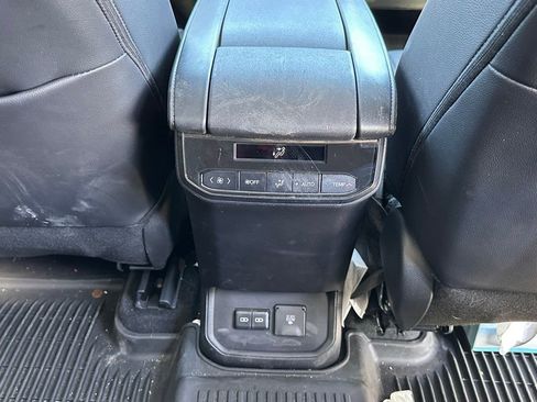 Used 2024 Toyota Highlander Limited image 21