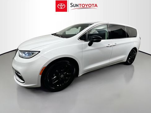 Used 2024 Chrysler Pacifica Touring-L image 9