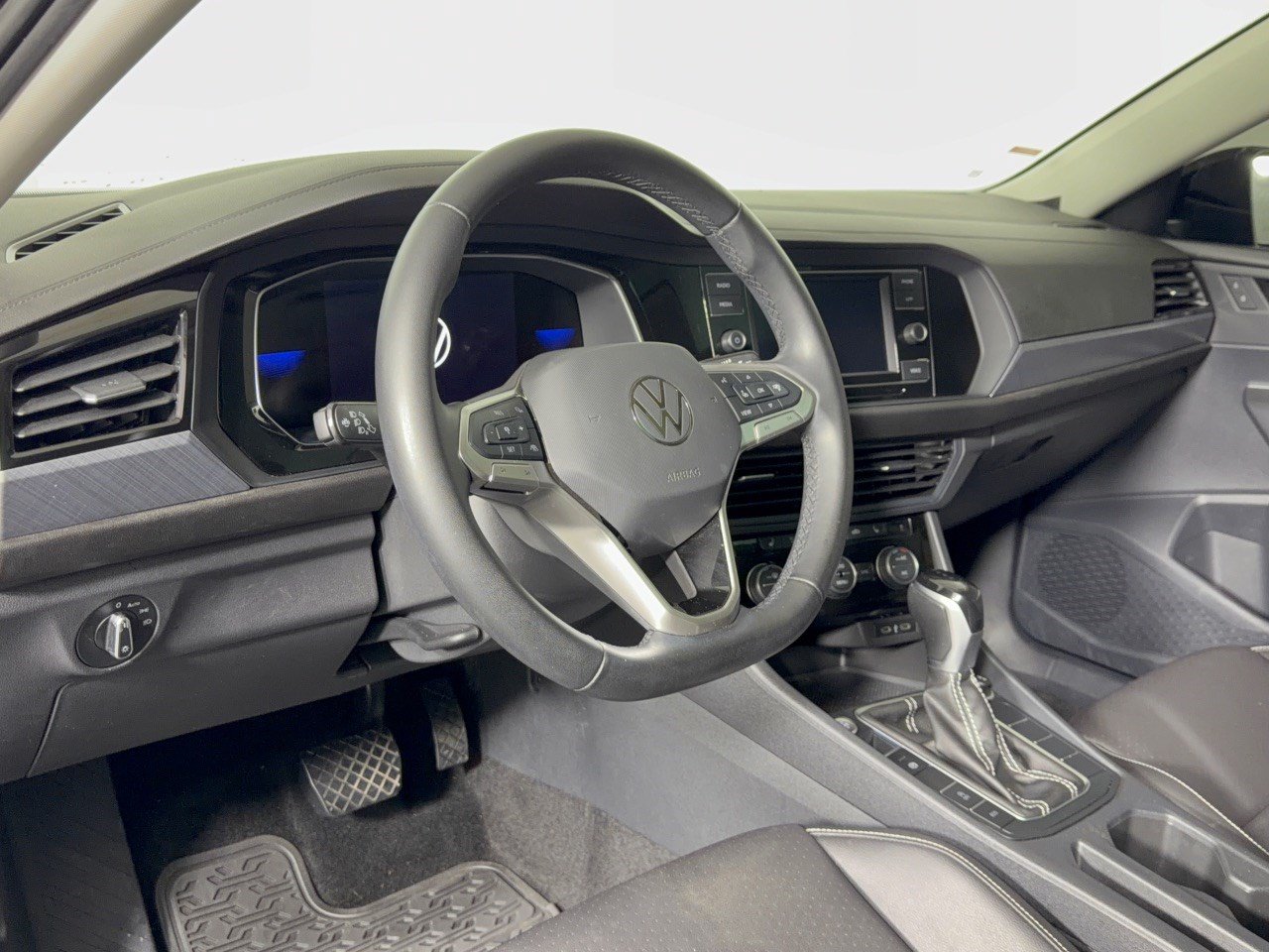 Used 2023 Volkswagen Jetta SE FWD image 4