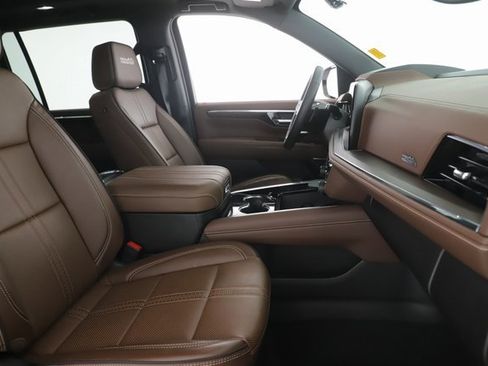 Used 2025 Chevrolet Suburban High Country image 35