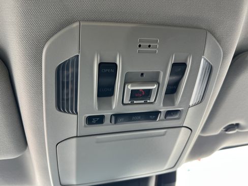 Used 2021 Toyota Highlander XLE AWD/4WD image 27