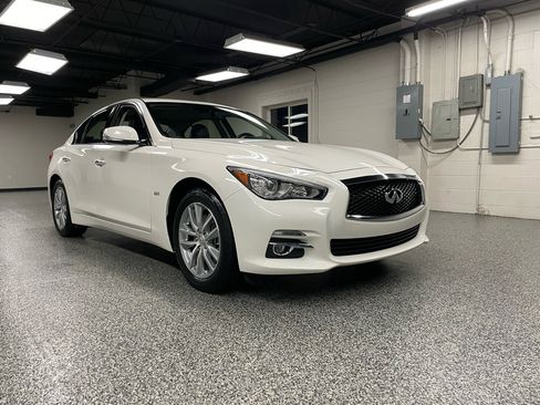 Used 2017 INFINITI Q50 2.0t w/ Moonroof Package image 2