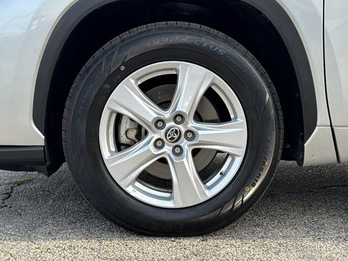 Used 2025 Toyota Highlander LE image 28