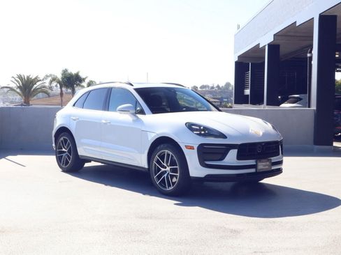 Certified 2024 Porsche Macan AWD/4WD image 7