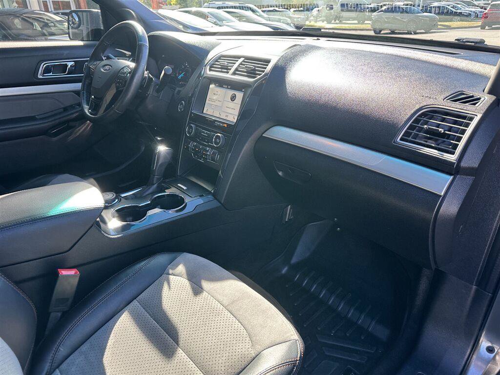 Used 2017 Ford Explorer XLT w/ Equipment Group 202A AWD/4WD image 9