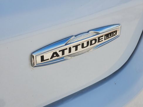 Used 2022 Jeep Compass Latitude w/ Sun and Sound Group AWD/4WD image 11