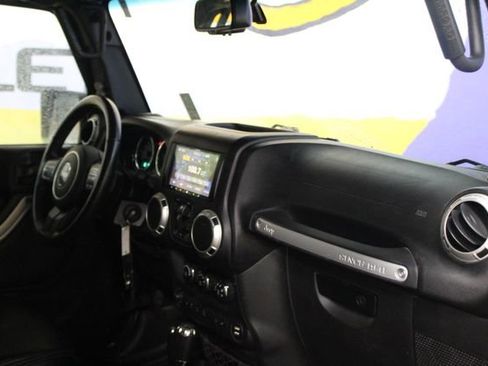 Used 2017 Jeep Wrangler Unlimited Rubicon w/ Dual Top Group AWD/4WD image 10