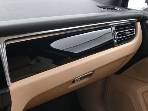 Certified 2023 Porsche Macan image 23