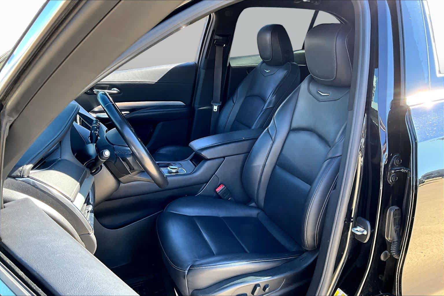Used 2022 Cadillac XT4 Premium Luxury w/ LPO, ONYX Package FWD image 7