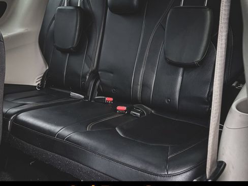 Used 2018 Chrysler Pacifica Touring-L FWD image 27