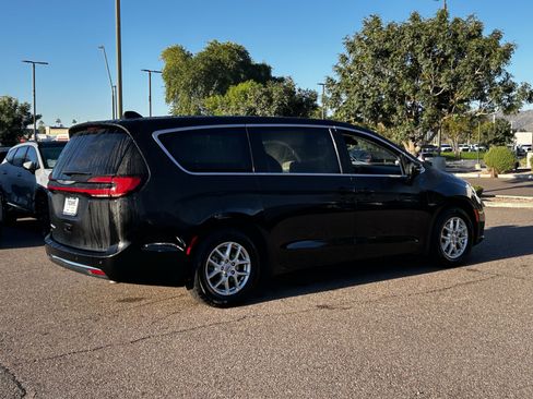 Certified 2024 Chrysler Pacifica Touring-L image 7