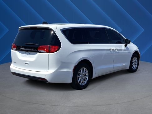 Used 2025 Chrysler Voyager LX FWD image 3