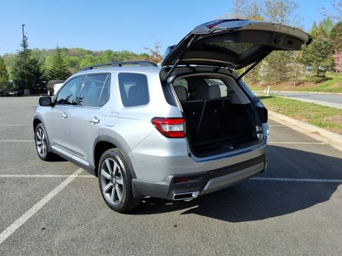 Used 2024 Honda Pilot Touring image 15
