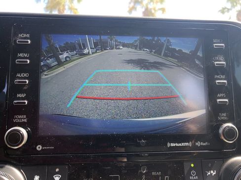 Used 2020 Toyota Highlander XLE FWD image 25