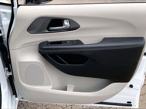 Used 2024 Chrysler Pacifica Touring-L image 21