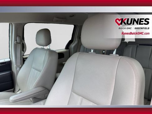 Used 2014 Chrysler Town & Country Touring FWD image 18