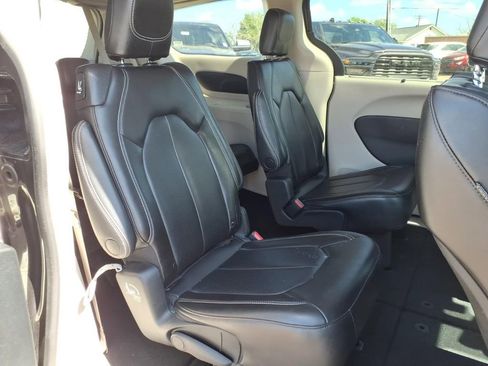 Used 2023 Chrysler Pacifica Touring-L image 14
