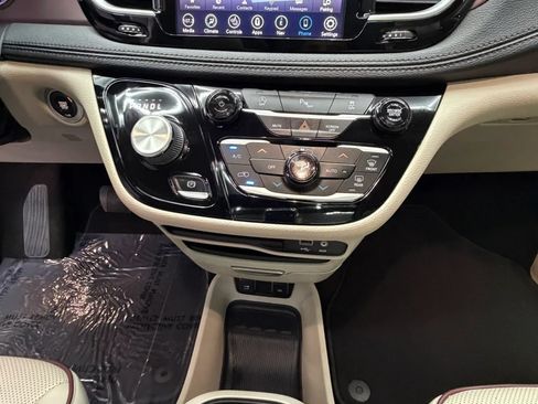 Used 2020 Chrysler Pacifica Limited FWD image 23