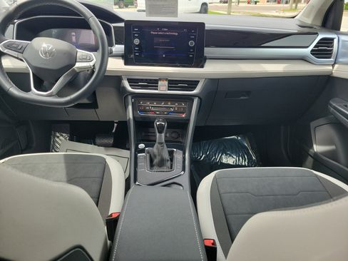 Certified 2025 Volkswagen Taos SE FWD image 15