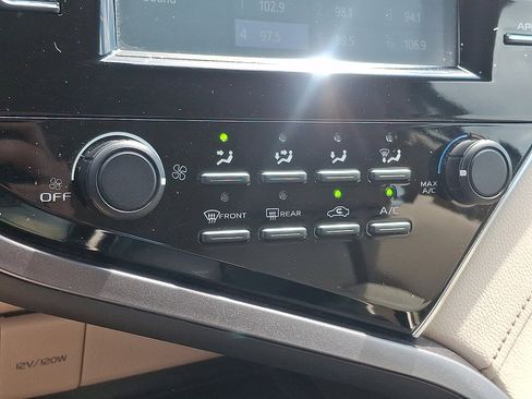 Used 2018 Toyota Camry LE FWD image 15