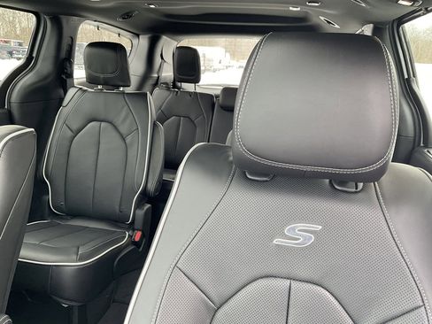New 2026 Chrysler Pacifica Limited w/ Uconnect Theater Family Group image 15