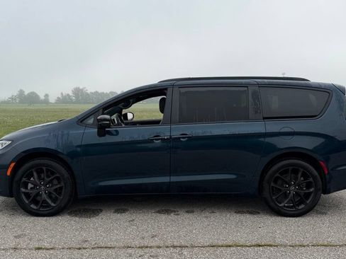 Used 2025 Chrysler Pacifica Limited w/ Trailer Tow Group AWD/4WD image 5