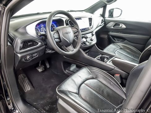 Used 2025 Chrysler Pacifica Limited image 10