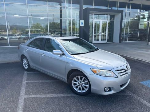 Used 2011 Toyota Camry XLE w/ SE/XLE Extra-Value Pkg FWD image 2
