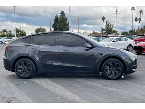 Used 2024 Tesla Model Y Standard Range image 7