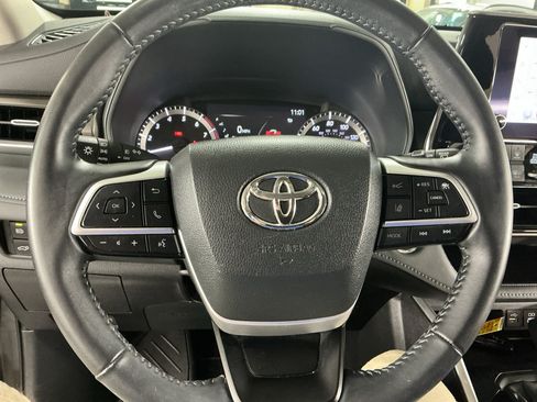 Used 2023 Toyota Highlander LE AWD/4WD image 9