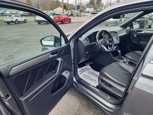 Used 2022 Volkswagen Tiguan SE R-Line image 10