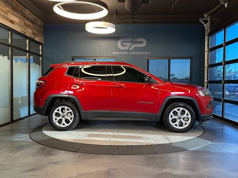 Used 2025 Jeep Compass Latitude AWD/4WD image 2