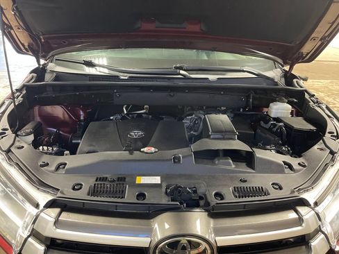 Certified 2019 Toyota Highlander XLE AWD/4WD image 9