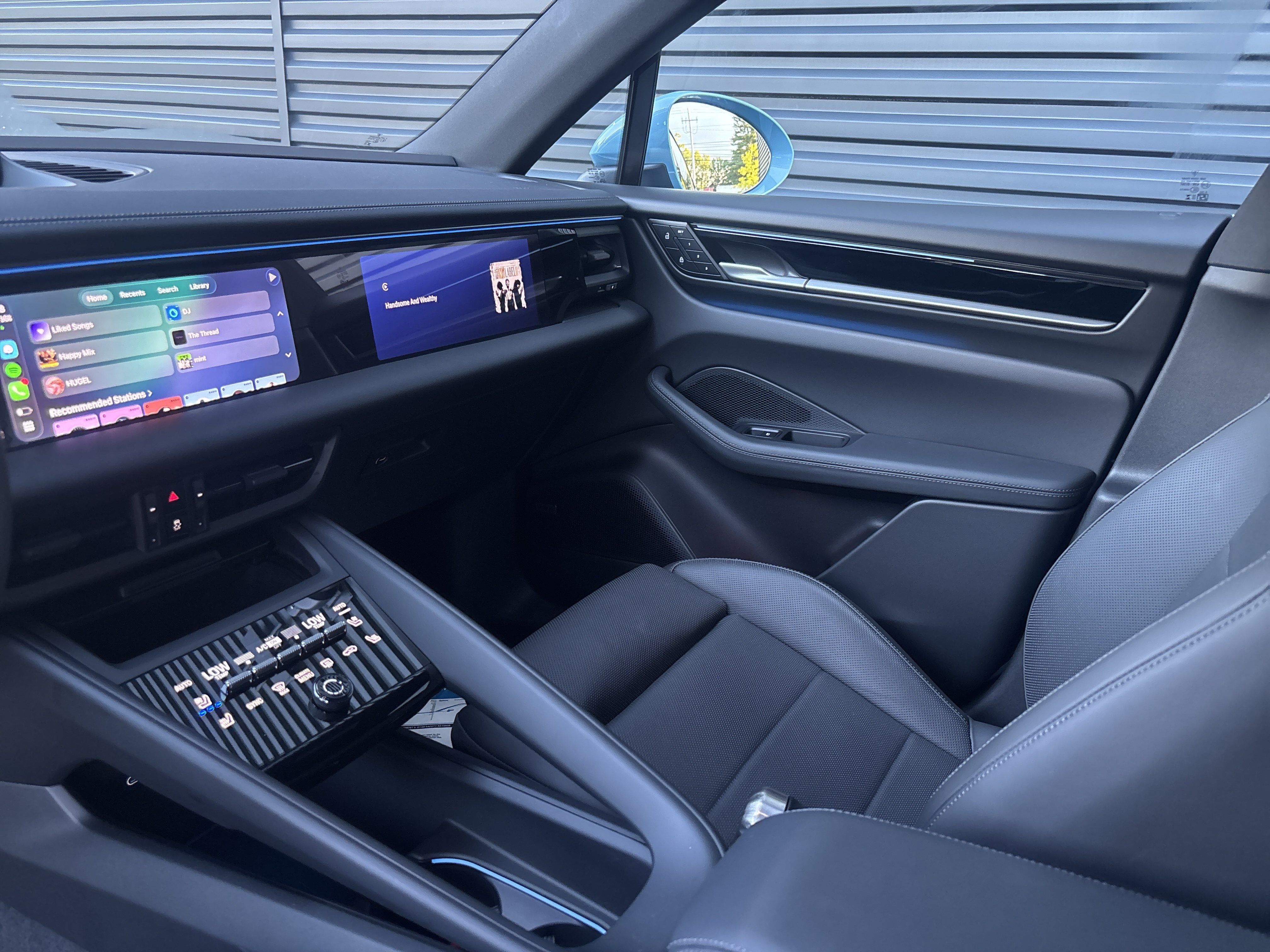 Certified 2025 Porsche Macan 4S Electric AWD/4WD image 21