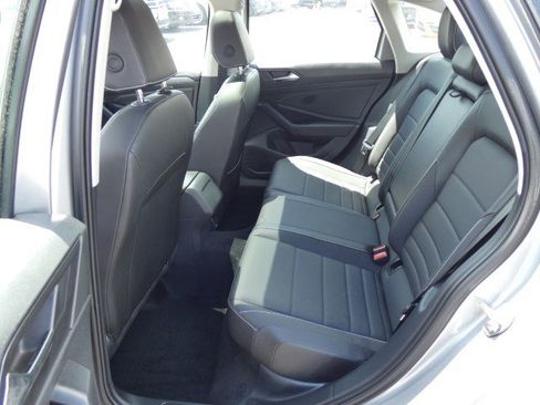 Used 2024 Volkswagen Jetta SE w/ Panoramic Sunroof Package image 9