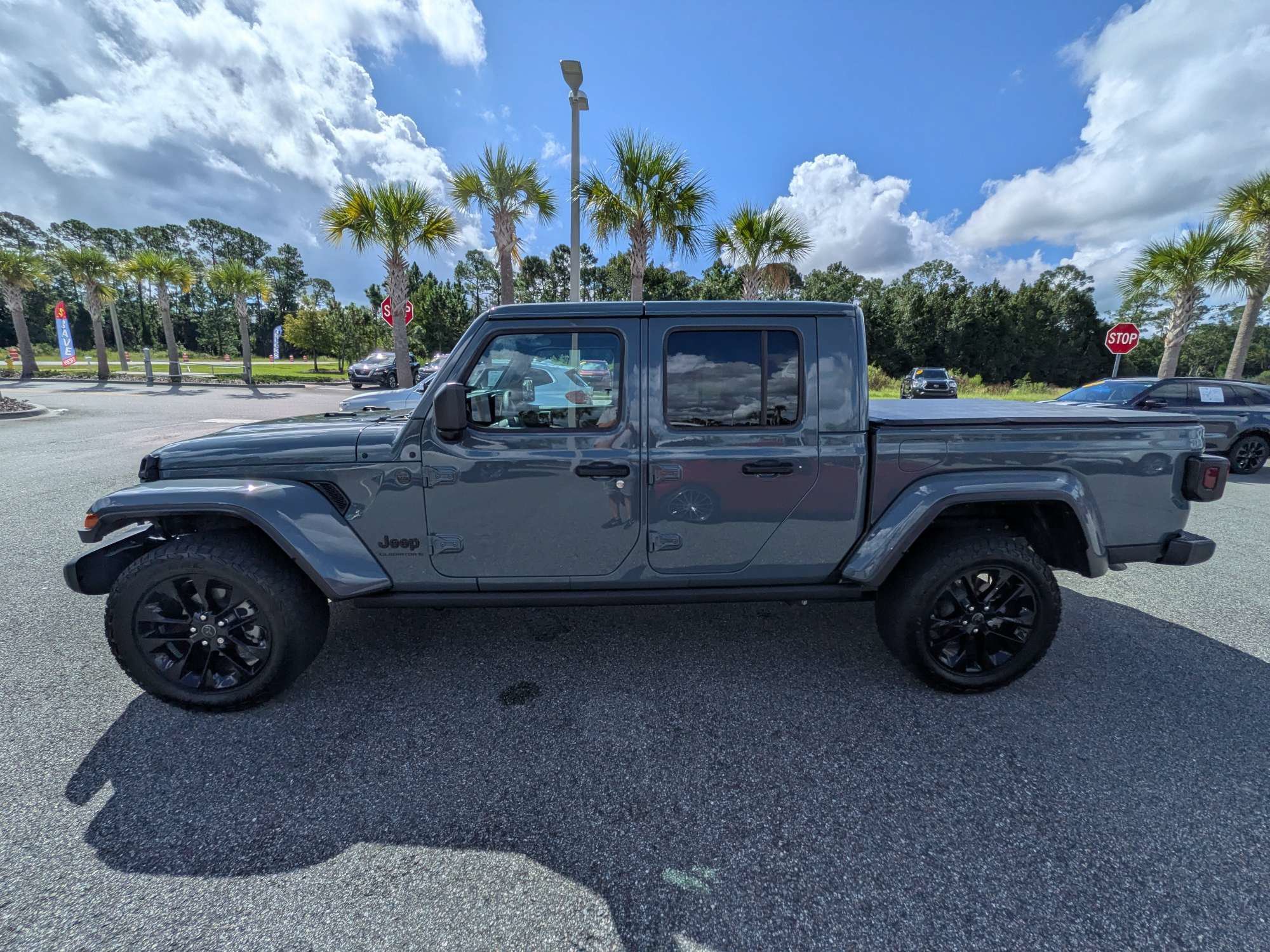 Used 2025 Jeep Gladiator Sport AWD/4WD image 7