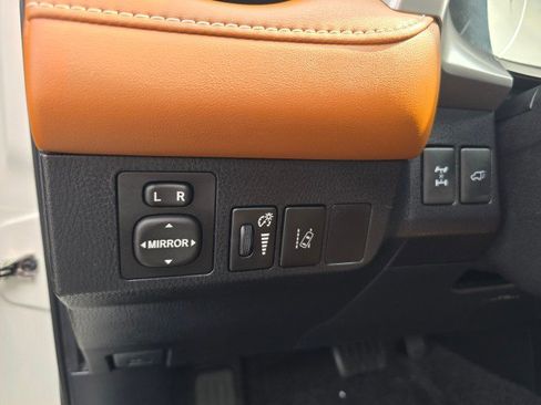 Used 2016 Toyota RAV4 Limited image 29