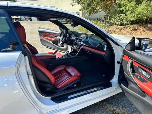Used 2020 BMW M4 Convertible RWD image 27